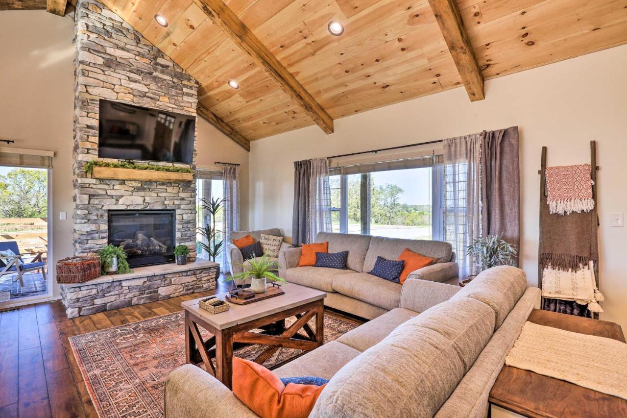 Villa Chic Williamstown Retreat With Pool And Hot Tub! Exterior foto