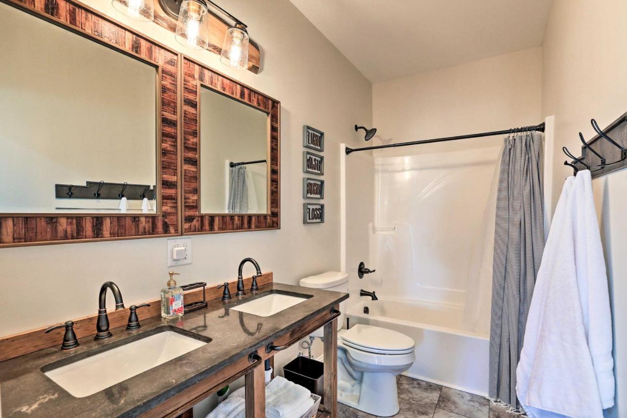 Villa Chic Williamstown Retreat With Pool And Hot Tub! Exterior foto